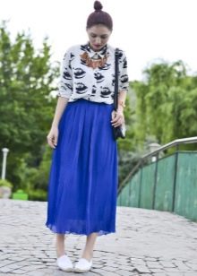 Long semi-sun skirt combined with macasin
