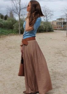 Long semi-sun skirt combined with ballerinas