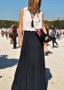accessories for black pleated skirt
