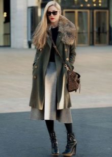 Un manteau avec une bordure en fourrure en combinaison avec une jupe pare-soleil pour les filles avec une silhouette en forme de poire