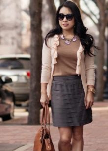 Cardigan en combinaison avec une jupe pour les filles avec une silhouette de type poire