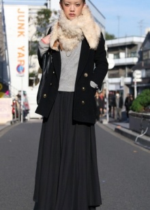 Un manteau court avec une bordure en fourrure en combinaison avec une jupe longue pour les filles avec une silhouette en forme de poire