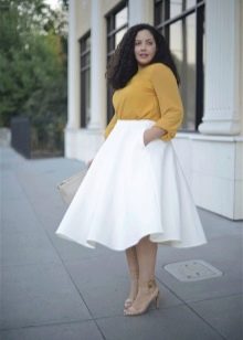 Tapered white skirt for plump