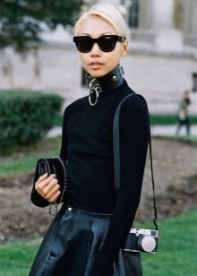 Accessories and jewelry for a leather skirt sun