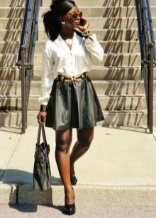 Accessories and jewelry for a leather skirt sun