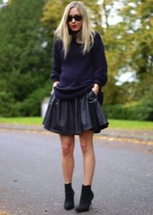 Leather skirt sun combined with stiletto heels