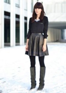 Leather skirt sun combined with boots