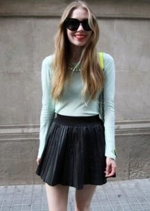 Leather skirt sun combined with a mint jumper