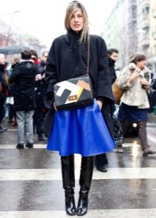 Leather skirt sun combined with outerwear