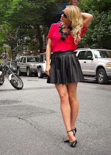 Accessories and jewelry for a leather skirt sun
