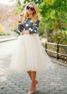 Layered skirt combined with ballerinas