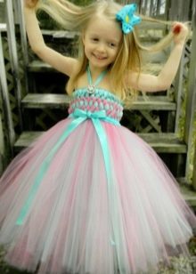 Decoration of tulle dress with weaving of ribbons