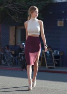 Straight skirt with side slit
