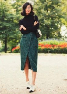 Straight skirt combined with a turtleneck