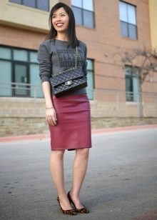 Straight skirt combined with a sweatshirt