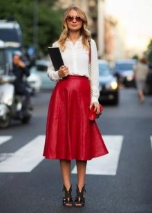 jupe midi rouge à l'effigie d'une femme d'affaires