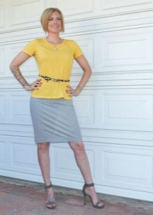 Gray pencil skirt combined with a yellow t-shirt