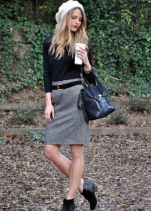 Gray pencil skirt in combination with a black turtleneck and a white beret