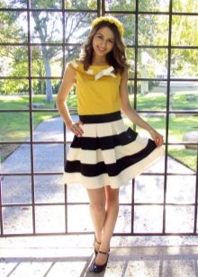Jupe mi-soleil avec bande élastique avec chaussures en cuir verni