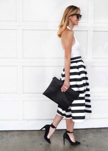 How to wear a striped skirt