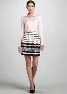 How to wear a striped skirt