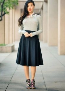 Half-sun black skirt below the knee