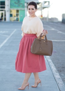 Below the knee pink full skirt paired with a peach blouse