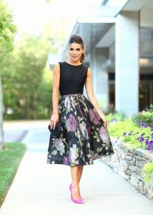 Full skirt below the knee