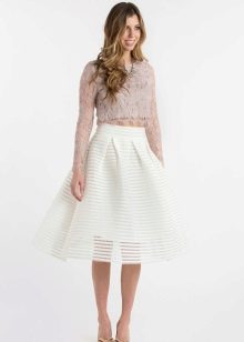 Full skirt below the knee
