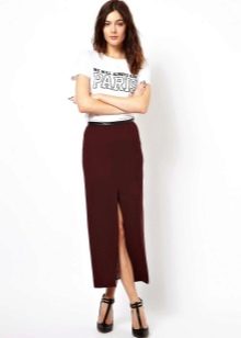 Mid-length skirt with slit