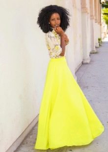 Yellow long skirt sun to the floor combined with a shirt