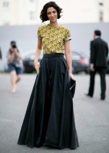 Long skirt sun to the floor in black