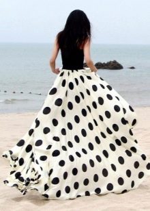 Long white skirt sun in black polka dots