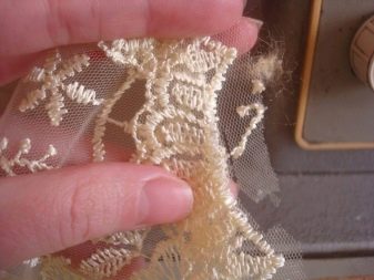 Trimming the edges of the lace strip