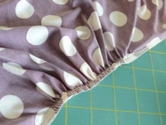 Stitching dress details in polka dots for pregnant women