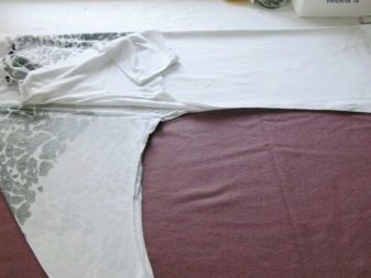 Outline t-shirt with bat sleeves