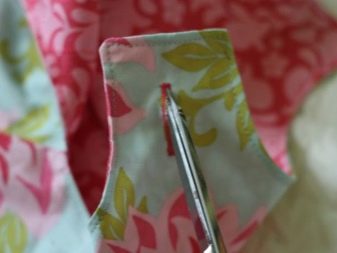 Cutting eyelets