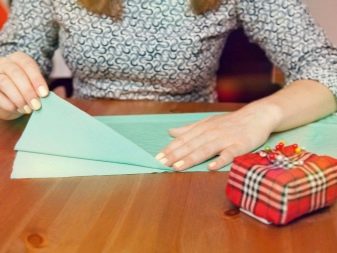 Ράβοντας τις λεπτομέρειες ενός καλοκαιρινού ασύμμετρου φορέματος