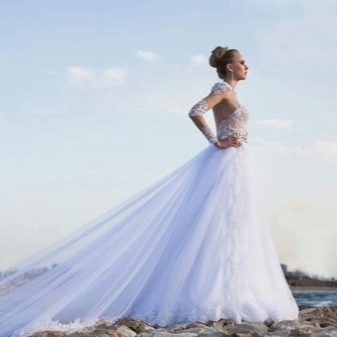 Robe de mariée avec manches partiellement en dentelle