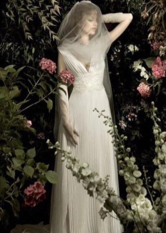 Lace belt on the wedding dress
