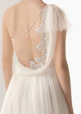 Decorating lace neckline wedding dress