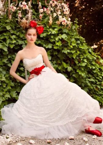 Robe de mariée avec ruban et accessoires rouges