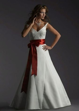 Robe de mariée avec nœud rouge devant