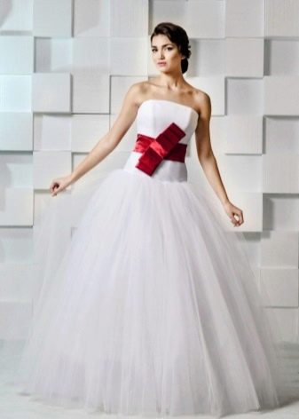 Robe de mariée avec un nœud rouge noué au milieu