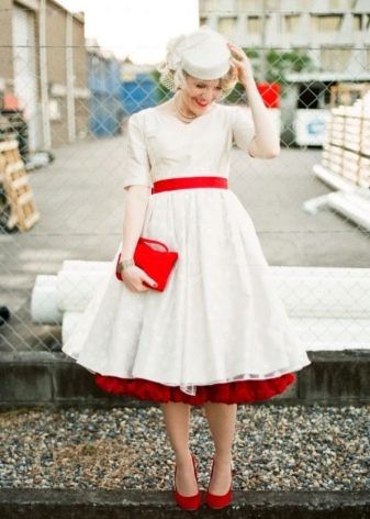 Des accessoires assortis à la ceinture rouge de la robe de mariée