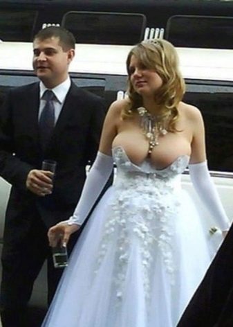 Robe de mariée au décolleté très révélateur