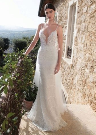 Robe de mariée en dentelle avec décolleté profond