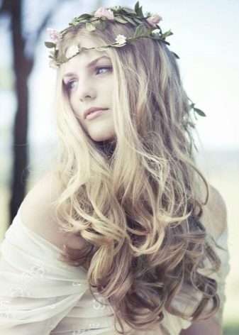 Wedding image of the bride in rustic style