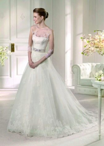 Wedding dress with the illusion of openness
