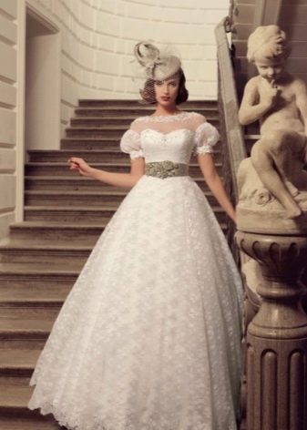 Retro style puffy wedding dress with lantern sleeves